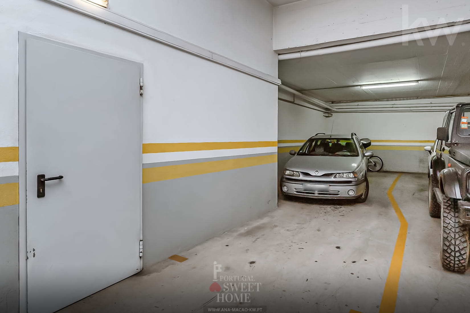 Garagem do condomínio com 2 lugares de estacionamento 